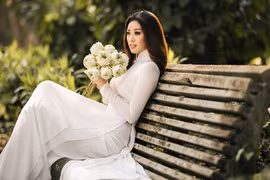 Miss Vietnam Khanh Van exalta belleza pura de Ao Dai