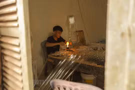 Mantienen viva la tradición de soplado de vidrio en Hanoi