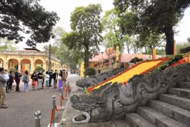 Imponentes esculturas de dragón en Palacio Kinh Thien 