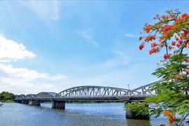 Ciudad de Hue bajo los bellos colores del verano 