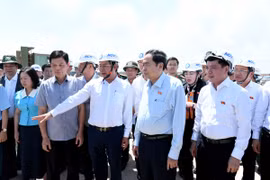 El presidente de la Asamblea Nacional de Vietnam, Tran Thanh Man, revisa las tareas de construcción del Aeropuerto Internacional de Long Thanh. (Fuente:VNA)