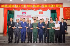 Representantes de la provincia de Tay Ninh y de localidades camboyanas en una reunión. (Fuente: VNA)