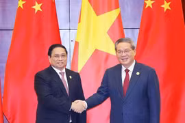 El primer ministro vietnamita, Pham Minh Chinh, sostuvoconversaciones con su homólogo chino, Li Qiang. (Fuente: VNA)