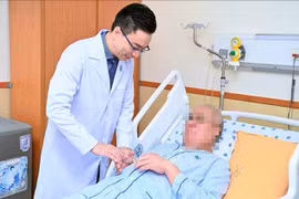 Médico del Hospital de Medicina y Farmacia de la Universidad de Ciudad Ho Chi Minh examina al paciente extranjero. (Fuente:VNA)
