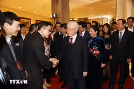 El secretario general del PCV y presidente Nguyen Phu Trong, su esposa y residentes vietnamitas en el extranjero asistieron al programa "Primavera de la Patria" de 2019. (Fuente: VNA)