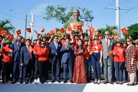 El primer ministro vietnamita, Pham Minh Chinh, participó en la ceremonia de renovación y colocación de ofrenda floral en el Monumento al Presidente Ho Chi Minh en la capital Santo Domingo, República Dominicana. (Fuente: VNA)