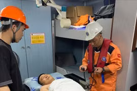 Salvan a tripulante chino herido en aguas vietnamitas. (Fuente: VNA)