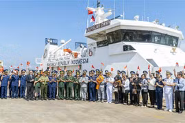 Representantes vietnamitas e indonesios se tomaron una foto de recuerdo en en el puerto PTSC de la ciudad de Vung Tau. (Fuente: VNA)