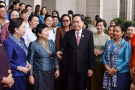 Presidente del Parlamento vietnamita recibe a delegaciones de mujeres de Laos y Camboya