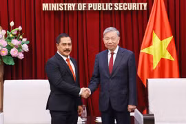 El general To Lam, ministro de Seguridad Pública de Vietnam, recibe a Agus Andrianto subjefe de la Policía Nacional de Indonesia (INP). (Fuente:VNA)