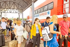 Visitantes internacionales toman trenes de alta velocidad desde la ciudad de Rach Gia hasta la urbe de Phu Quoc, Kien Giang. (Foto: Sggp.org.vn)