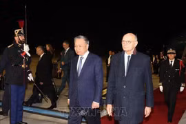 El secretario general del Partido Comunista de Vietnam y presidente del país, To Lam (izquierda), llega al aeropuerto de Orly en París, Francia. (Fuente: VNA)