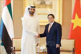 El primer ministro de Vietnam, Pham Minh Chinh, recibe al ministro de Economía de EAU, Abdulla Bin Touq Al Marri. (Fuente: VNA)