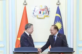 El secretario general del Partido Comunista de Vietnam, To Lam (izquierda), y el primer ministro de Malasia, Anwar Ibrahim. (Fuente: VNA)