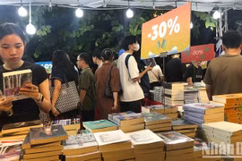 La Feria del Libro de Hanói atrae la atención de muchos lectores. (Fuente:nhandan.vn)