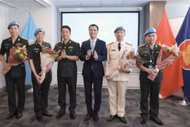 El embajador Dang Hoang Giang, jefe de la misión permanente de Vietnam ante la ONU, entre flores a oficiales connacionales participantes en las actividades del mantenimiento de la paz de las Naciones Unidas. (Fuente:VNA)