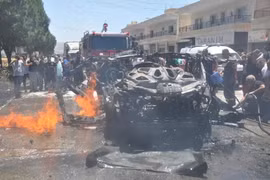Vehículo destruido tras un ataque aéreo israelí en Al-Khyara, Líbano. (Fuente:Xinhua/VNA)