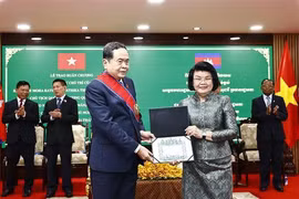 La presidenta de la Asamblea Nacional de Camboya, Samdech Khuon Sudary, entregó hoy la Real Orden de Sahametrei en el grado de Gran Cruz, el más alto honor que Camboya otorga a los extranjeros, a su homólogo vietnamita, Tran Thanh Man. (Fuente: VNA)
