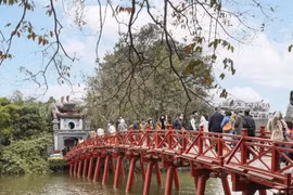 Visitantes en Hanoi. (Fuente:Lonely Planet)