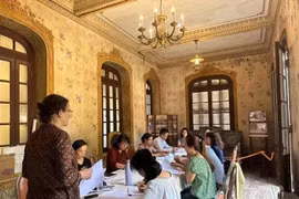Especialistas franceses participan en un curso de capacitación a funcionarios vietnamitas. (Fuente: VNA)