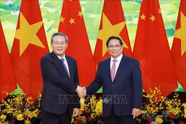 El primer ministro vietnamita, Pham Minh Chinh, y su homólogo chino, Li Qiang. (Fuente:VNA)