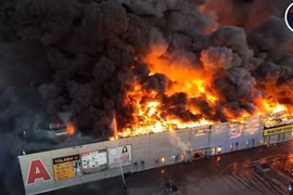 Autoridades de Varsovia buscan soluciones para apoyar a negociantes en el incendio