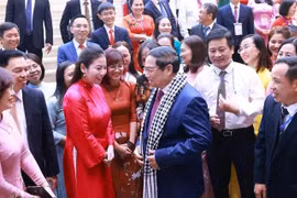 El primer ministro Pham Minh Chinh se reúne con maestros destacados. (Fuente: VNA)