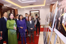La vicepresidenta vietnamita Vo Thi Anh Xuan y la vicepresidenta ejecutiva de Venezuela, Delcy Rodríguez Gómez, visitaron el área de exposición fotográfica de las relaciones entre los dos países. (Fuente:VNA)