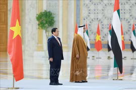 El vicepresidente de los Emiratos Árabes Unidos (EAU), Sheikh Mansour bin Zayed Al Nahyan, ofreció una ceremonia oficial de bienvenida con 21 disparos de salvas de cañones en el Palacio Presidencial en Abu Dhabi para el primer ministro de Vietnam, Pham Minh Chinh. (Fuente:VNA)