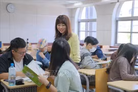 La profesora Nguyen Thi Lien Huong en una clase. (Fuente:VNA)