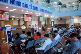Las personas realizan trámites administrativos en un Centro. (Foto:VNA)