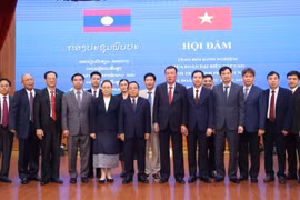 El inspector general del Gobierno de Vietnam, Doan Hong Phong, recibe en Hanoi al jefe del Comité de Inspección del Comité Central del Partido Popular Revolucionario y titular de la Autoridad Estatal de Inspección de Laos, Khamphanh Phommathath. (Fuente:VNA)