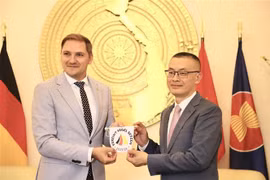 El secretario de Estado de Mecklemburgo-Pomerania Occidental, Patrick Dahlemann, y el embajador de Vietnam en Alemania, Vu Quang Minh. (Fuente:VNA)