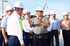 El primer ministro vietnamita, Pham Minh Chinh, inspecciona la construcción de un Centro Nacional de Ferias y Exposiciones y el puente Tu Lien en el distrito capitalino de Dong Anh. (Fuente:VNA)
