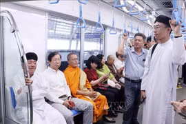 Representantes étnicos y religiosos prueban primera línea de metro de Ciudad Ho Chi Minh. (Fuente:VNA)