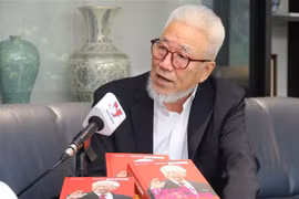 El escritor surcoreano Cho Chul-hyeon en la entrevista. (Fuente: VNA)