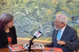 El autor Cho Chul-hyeon en la entrevista. (Fuente:VNA)