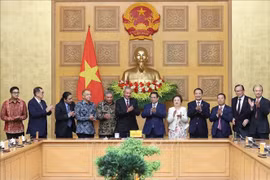 El primer ministro de Vietnam, Pham Minh Chinh, recibió al presidente del Consejo Asesor Empresarial de la Asociación de Naciones del Sudeste Asiático (ASEAN-BAC), Oudet Souvannavong. (Fuente: VNA)