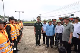 El secretario general del Partido Comunista y presidente de Vietnam, To Lam, alentó y entregó obsequios a las fuerzas de rescate en la comuna de Truong Sinh, distrito de Son Duong, provincia de Tuyen Quang. (Fuente: VNA)