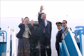 El secretario general del Partido Popular Revolucionario y presidente de Laos, Thongloun Sisoulith, y su esposa en el aeropuerto de Tan Son Nhat, Ciudad Ho Chi Minh. (Fuente: VNA)