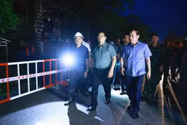El primer ministro vietnamita, Pham Minh Chinh, inspecciona labores de prevención, control e implementación de soluciones en aras de superar las concecuencias del supertifón Yagi en Hai Phong. (Fuente:VNA)