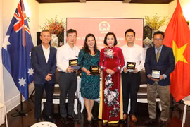 Nguyen Thi Thanh vicepresidenta de la Asamblea Nacional de Vietnam, con residentes connacionales en Australia. (Fuente:VNA)