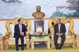 El viceprimer ministro y titular de Seguridad Pública de Laos, Vilay Lakhamphong, recibe al viceministro de Seguridad Pública de Vietnam Tran Quoc To. (Fuente: VNA)