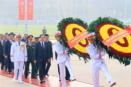 Dirigentes del Partido y el Estado rinden tributo al Presidente Ho Chi Minh. (Fuente: VNA)