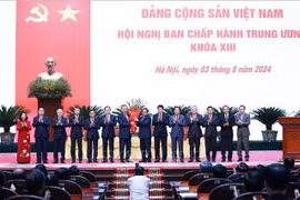 Felicitan al miembro del Buró Político y presidente, To Lam, por su elección como secretario general del Partido Comunista de Vietnam. (Foto: VNA)