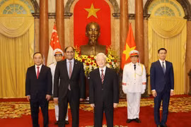 El secretario general del Partido Comunista y presidente de Vietnam, Nguyen Phu Trong, recibió Jaya Ratnam, embajador de Singapur en el país, quien le presentó sus cartas credenciales.(Fuente:VNA)