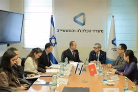 Un encuentro de trabajo entre representantes de los dos países. (Fuente: VNA)