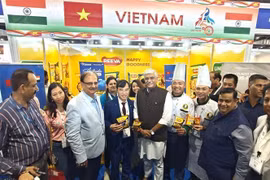 El ministro indio de Cultura y Turismo, Gajendra Singh Shekhawat, visitó y presenció la ceremonia de inauguración del stand de Vietnam en IHE 2024. (Fuente:VNA)