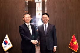 El Ministro de Información y Comunicación de Vietnam, Nguyen Manh Hung y el ministro surcoreano de Ciencia y Tecnologías de la Información y Comunicación, Lee Jong-ho. (Fuente:VNA)