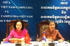 La presidenta de Asociación de Amistad Vietnam-Camboya, Nguyen Thi Thanh(izquierda), y la titular de la Asociación de Amistad Camboya-Vietnam, Men Sam An, en la conferencia. (Fuente: VNA)